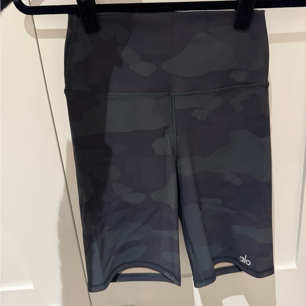 Alo Yoga Black Green Camo Biker Shorts Small